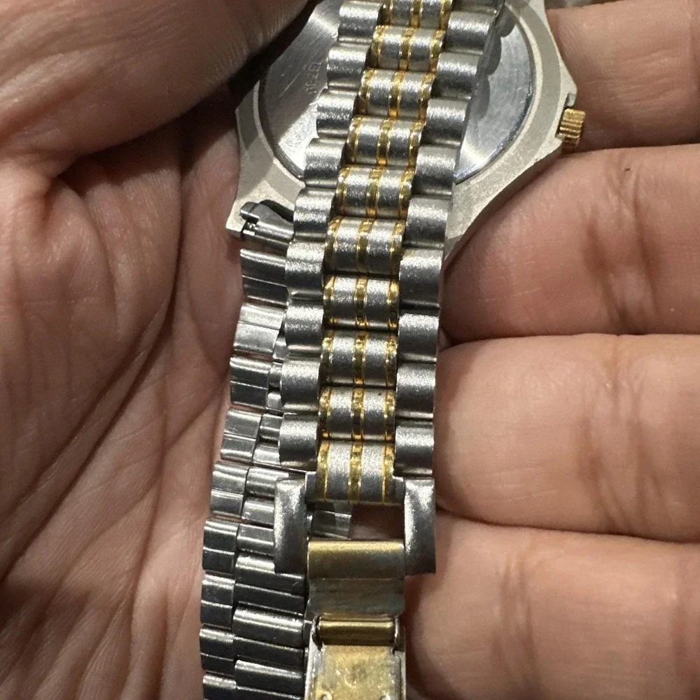 Working Vintage‎ 1980s Guess unisex Watch Two Tone Steel Quartz 42mm Fit 7.5in - Picture 7 of 10
